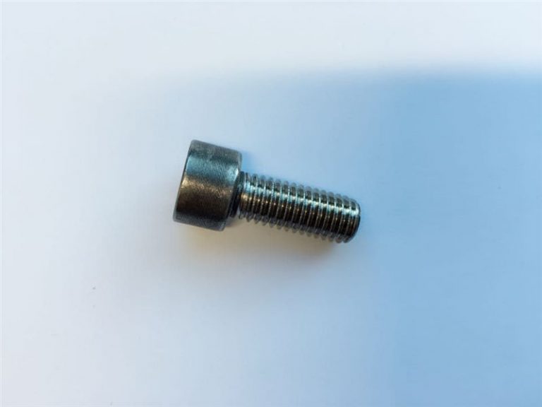 вијак на глави утичнице